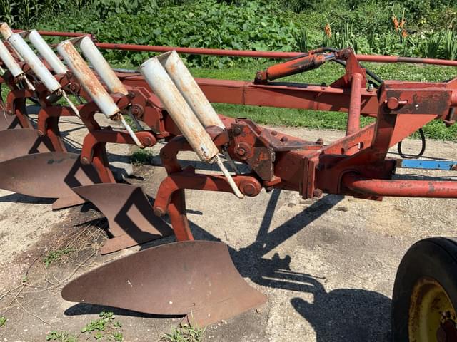 Image of International Harvester 710 equipment image 4