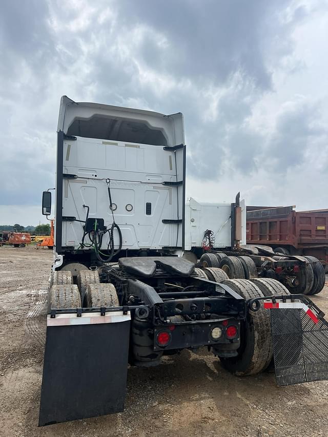 Image of International ProStar Plus 122 equipment image 2