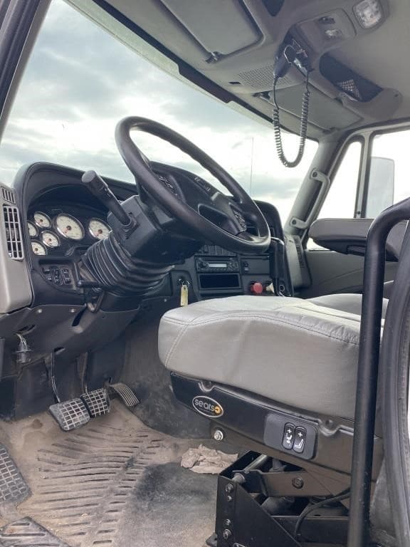 Image of International ProStar Plus 122 equipment image 4