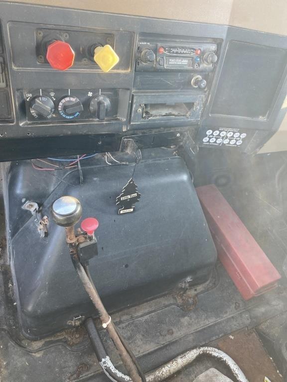 Image of International 7100 equipment image 4