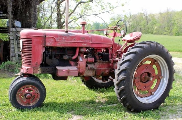 Image of Farmall Super M equipment image 1