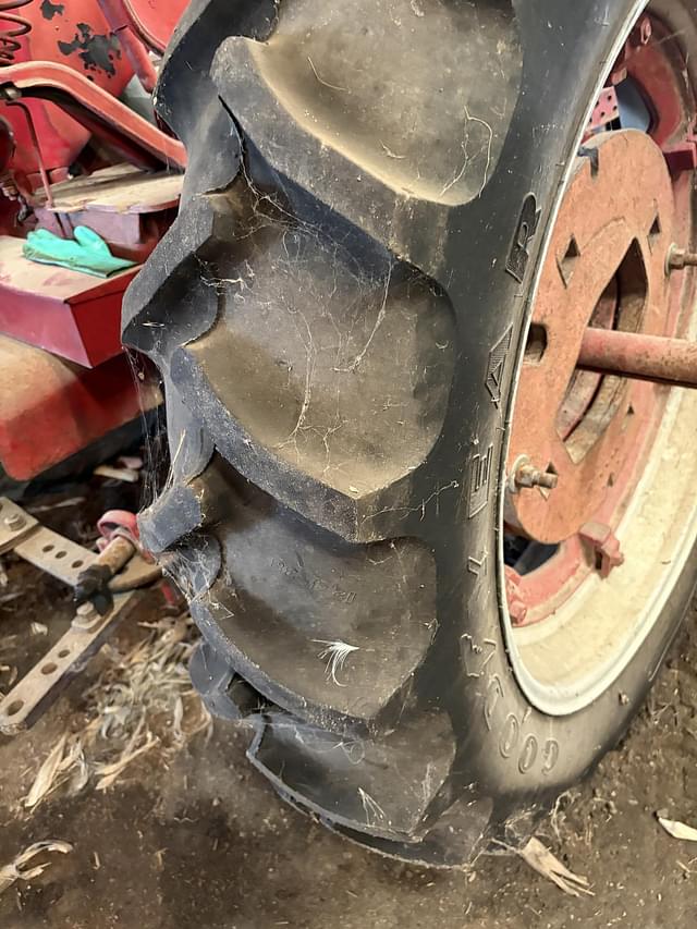 Image of Farmall Super H equipment image 3