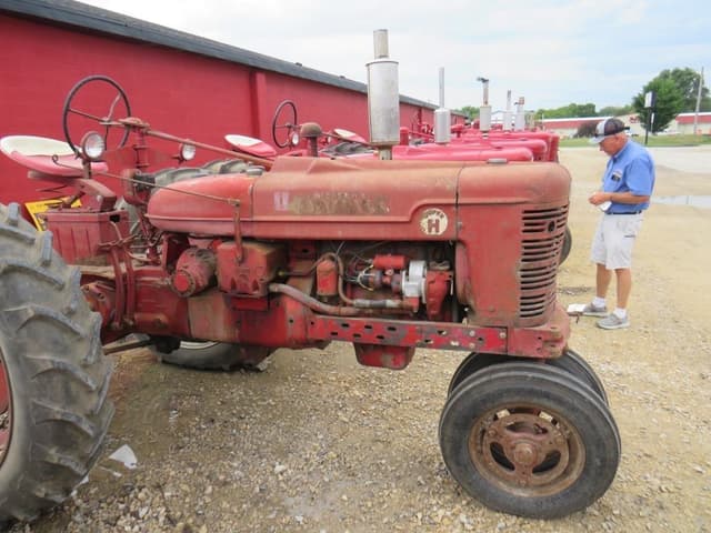 Image of Farmall Super H equipment image 1