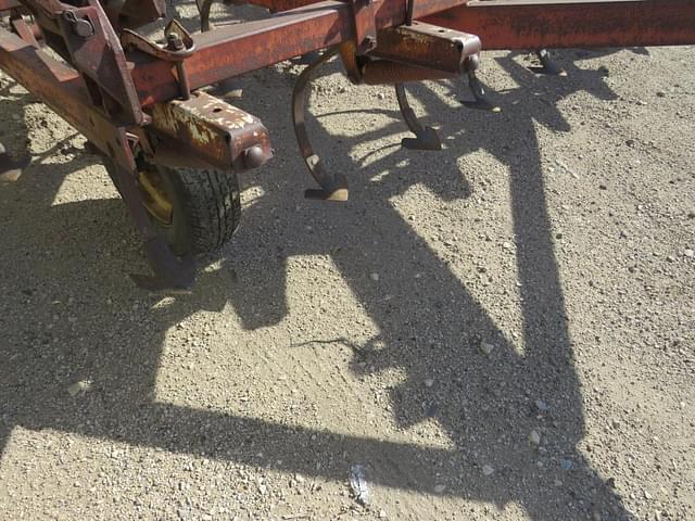 Image of International Harvester Vibra Shank equipment image 1