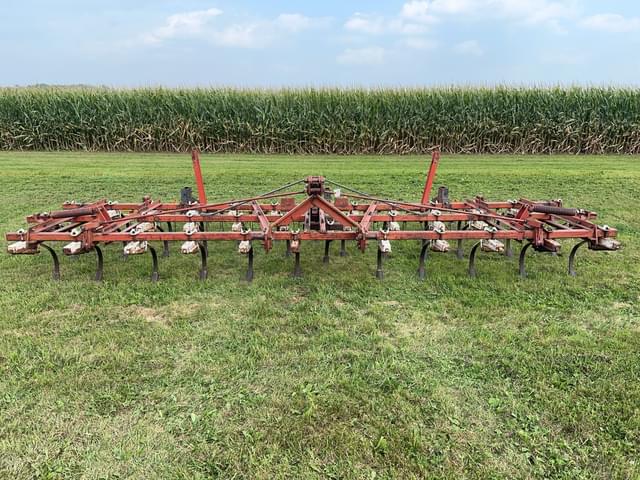 Image of International Harvester Vibra Shank equipment image 1