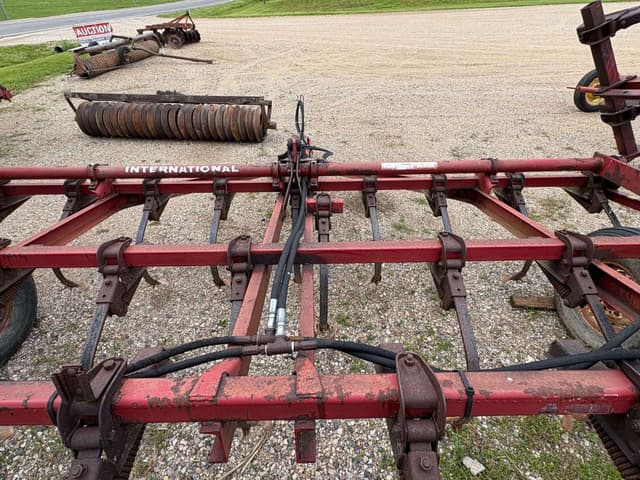 Image of International Harvester Vibra Shank equipment image 2
