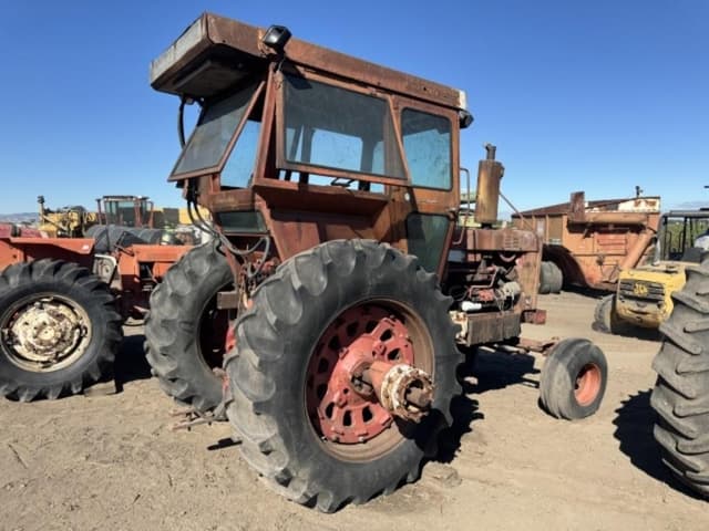 Image of International Harvester 826 equipment image 2
