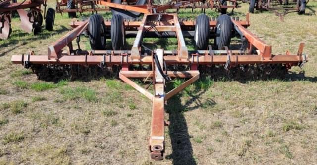 Image of International Harvester 415 equipment image 1