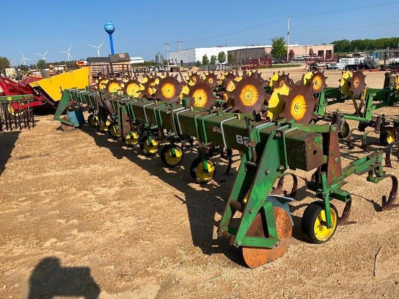 Main image John Deere 825