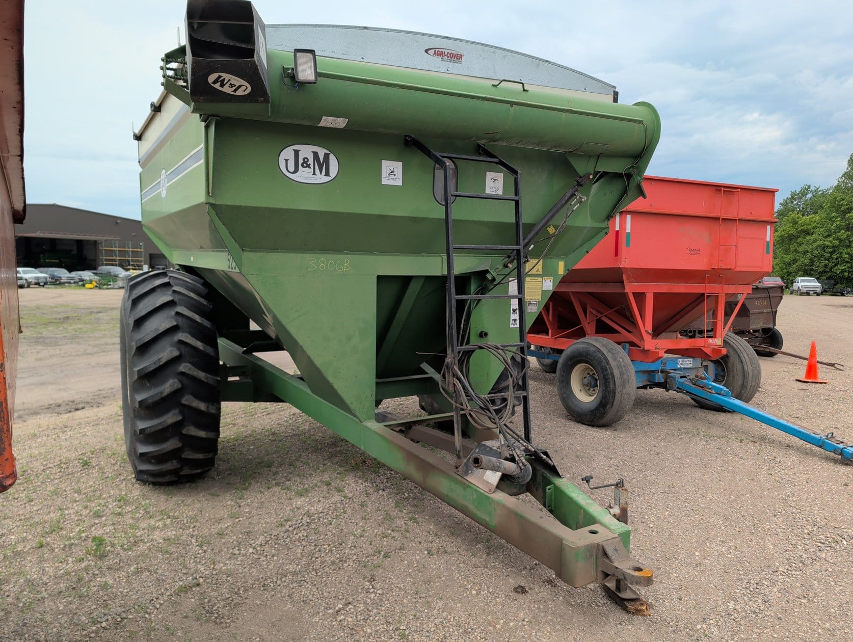 J&M 525 Equipment Image0