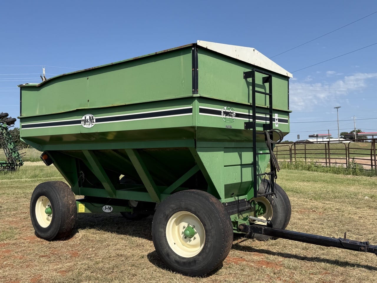 J&amp;M 525 Equipment Image0