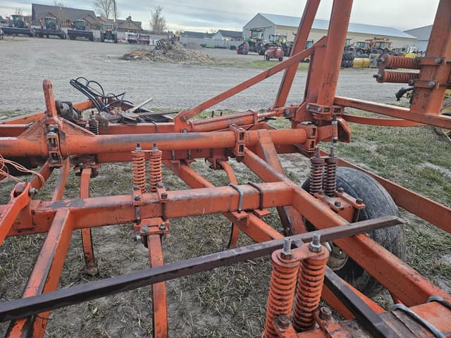 Image of J.I. Case 324 equipment image 4