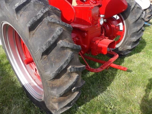 Image of Farmall 400 equipment image 3