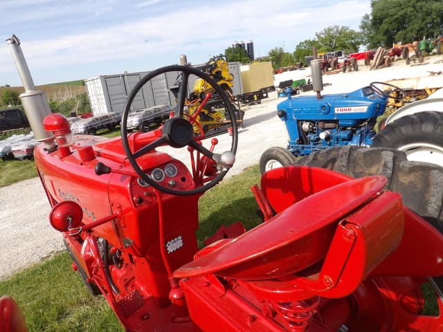 Image of Farmall 400 equipment image 4