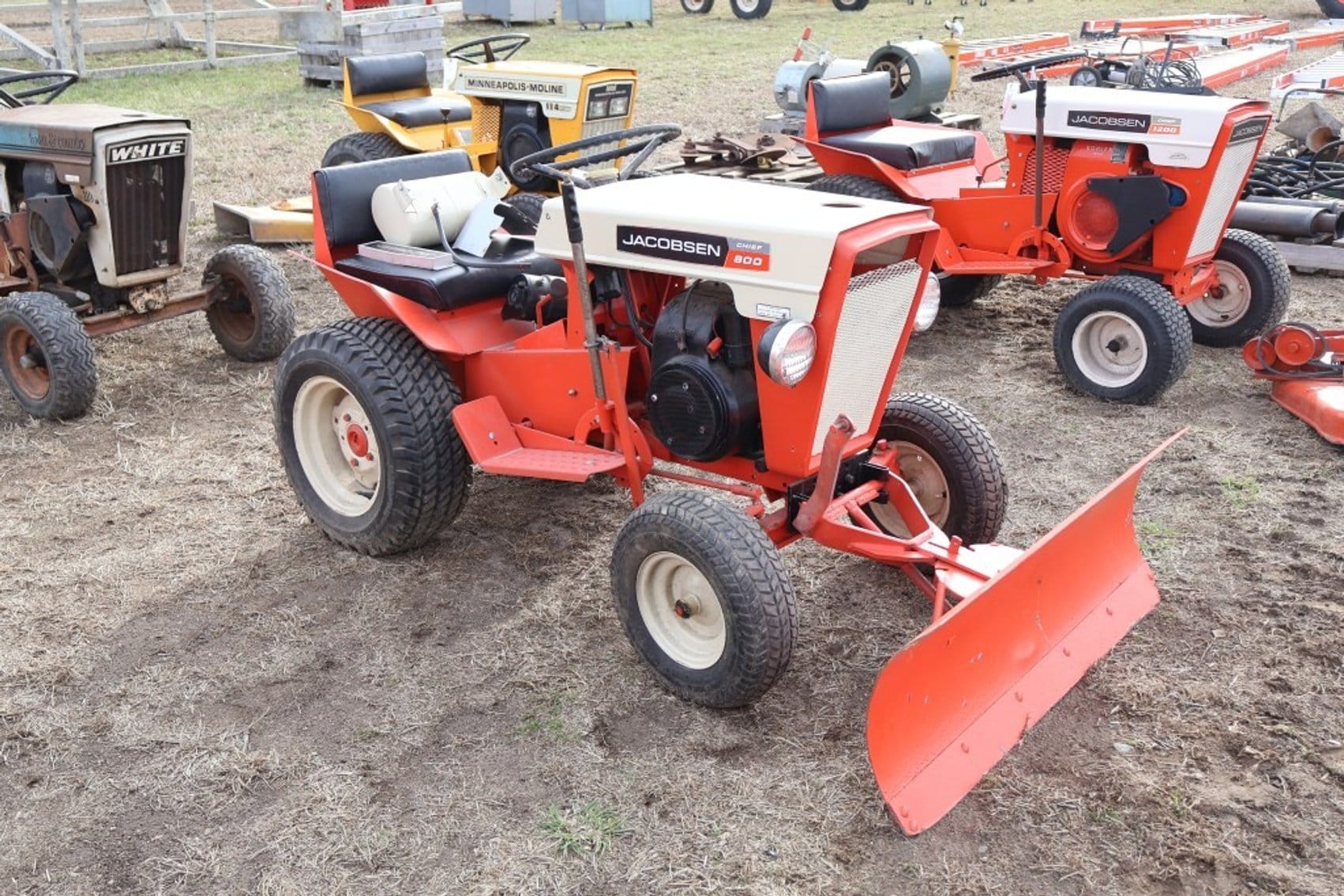 Jacobsen Chief 800 Equipment Image0