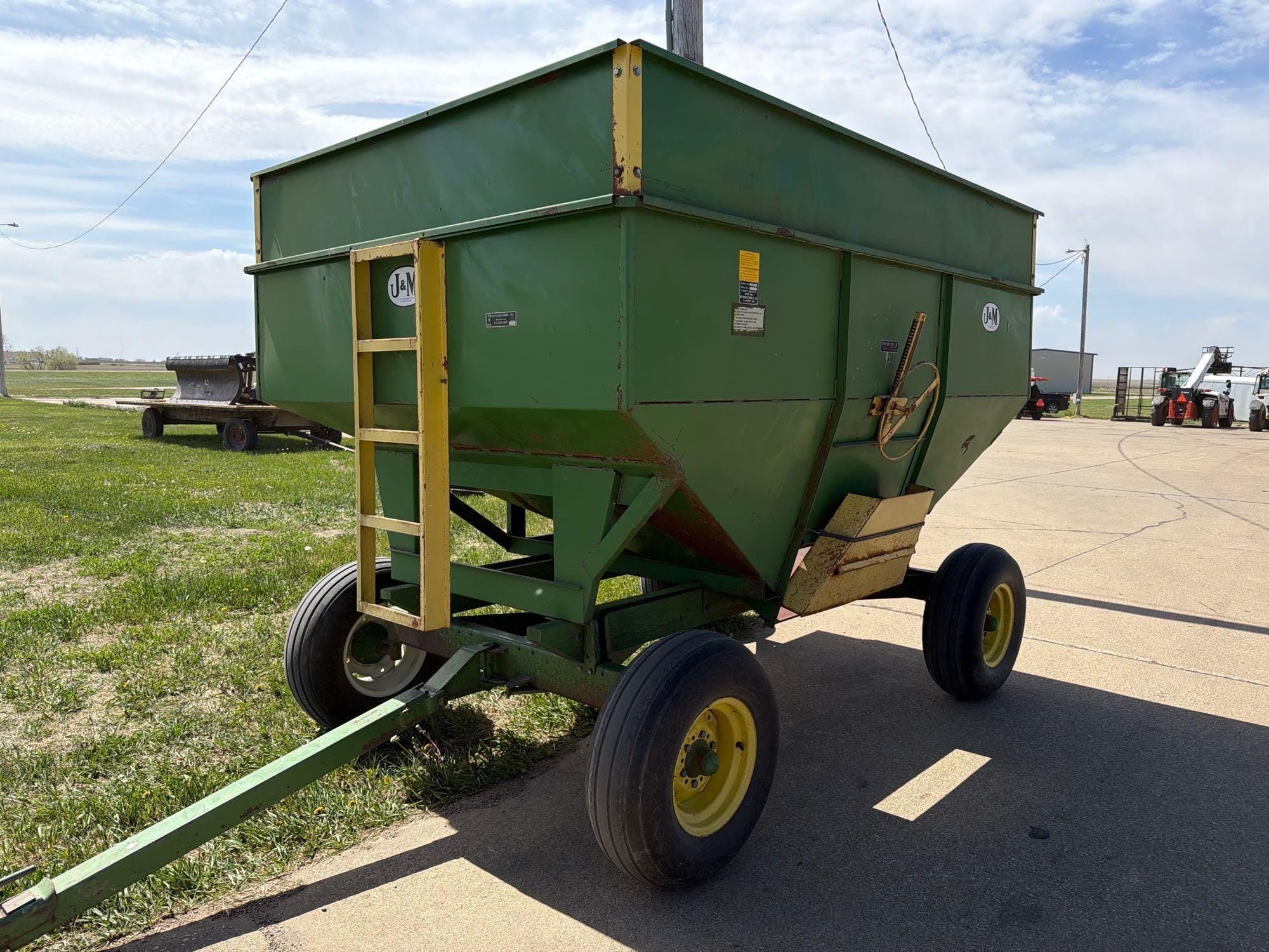 J&M 250 Equipment Image0