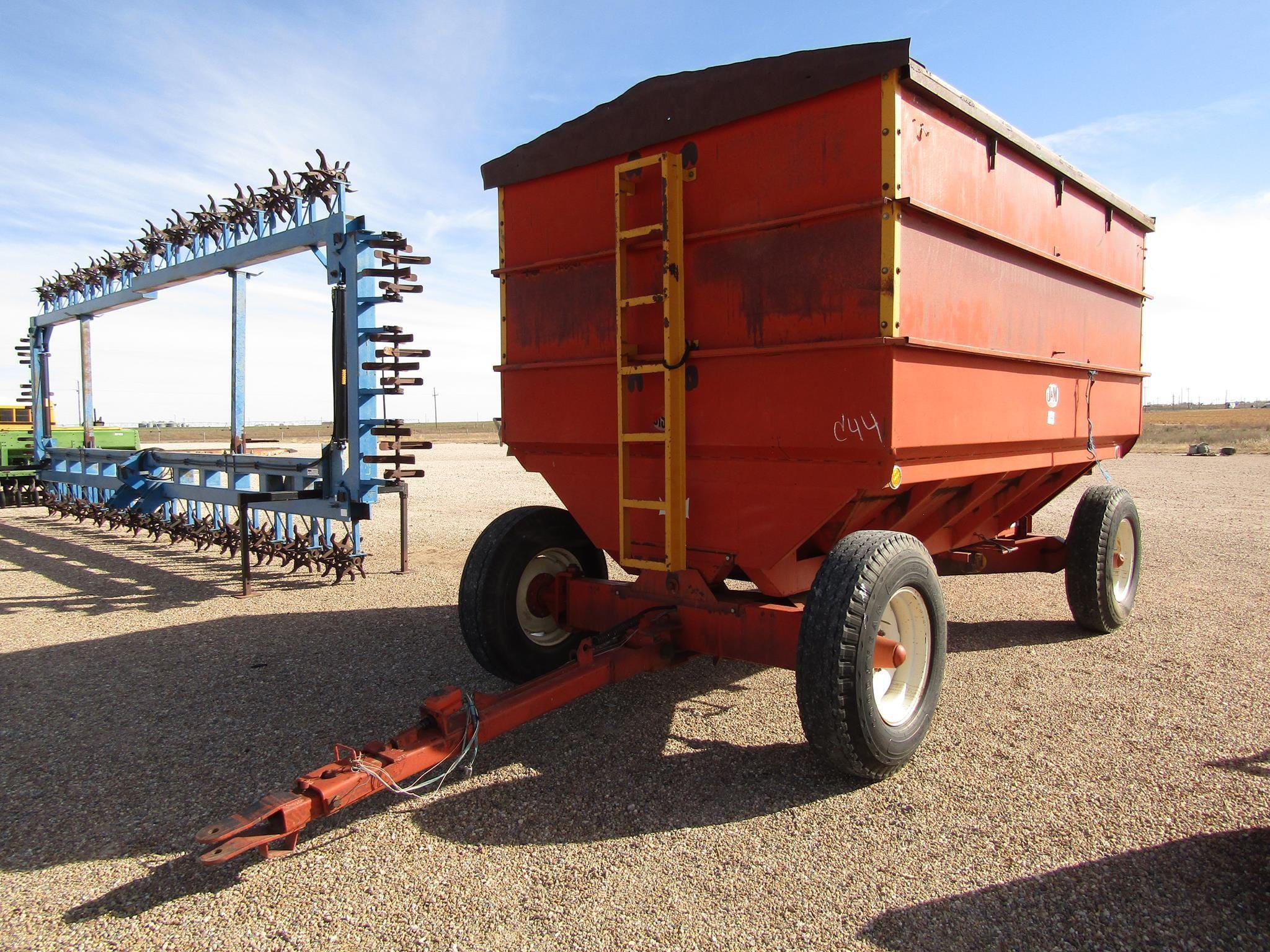 J&M 450 Equipment Image0