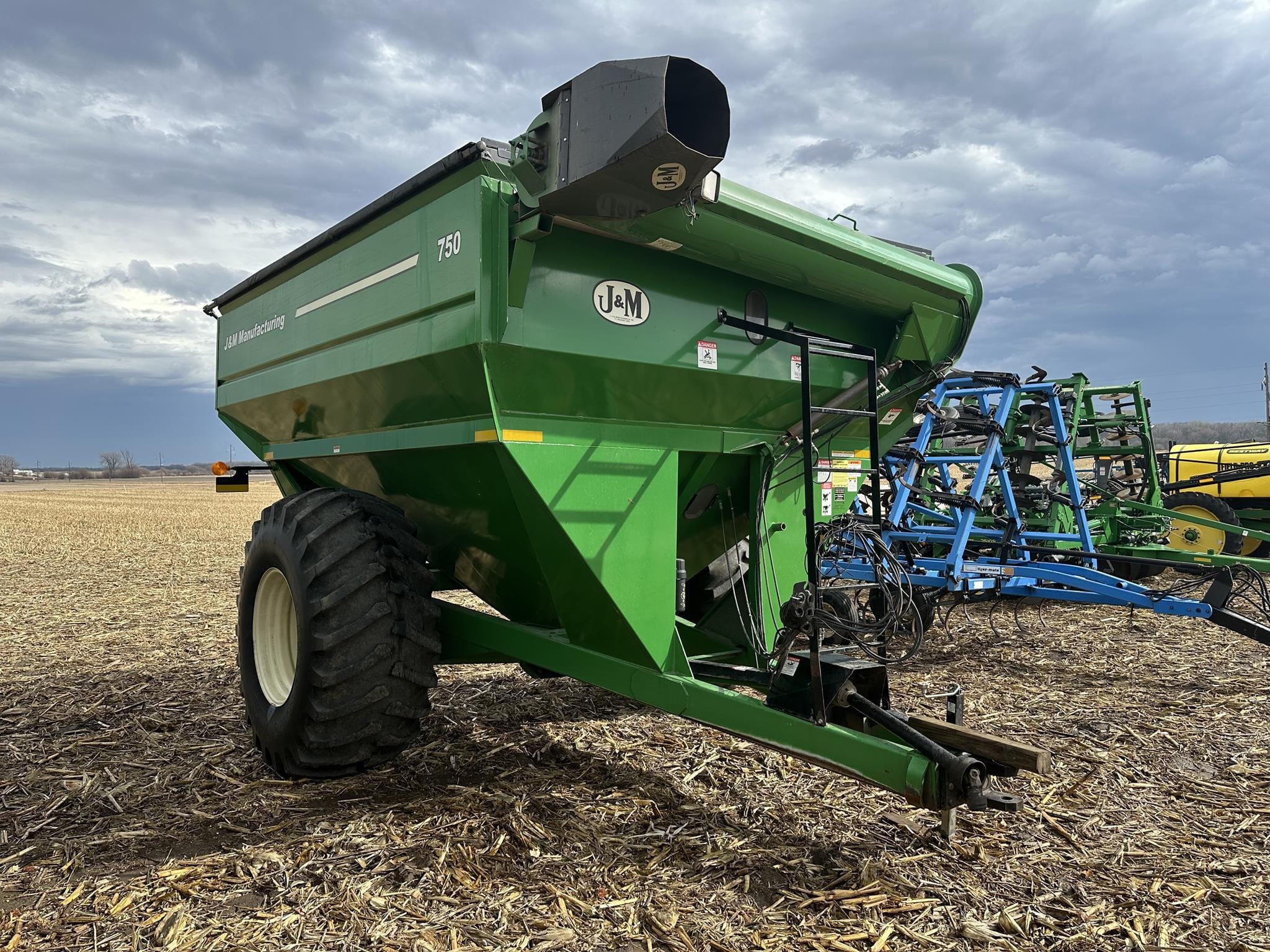 J&M 750 Equipment Image0