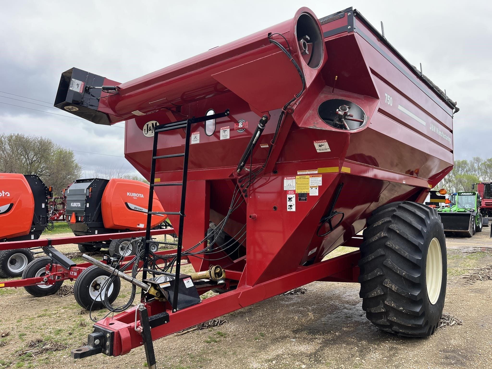 J&M 750 Equipment Image0