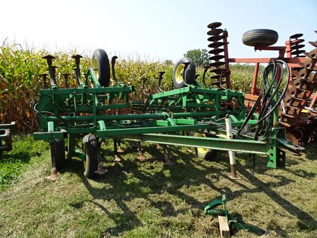 Image of John Deere 1000 equipment image 1