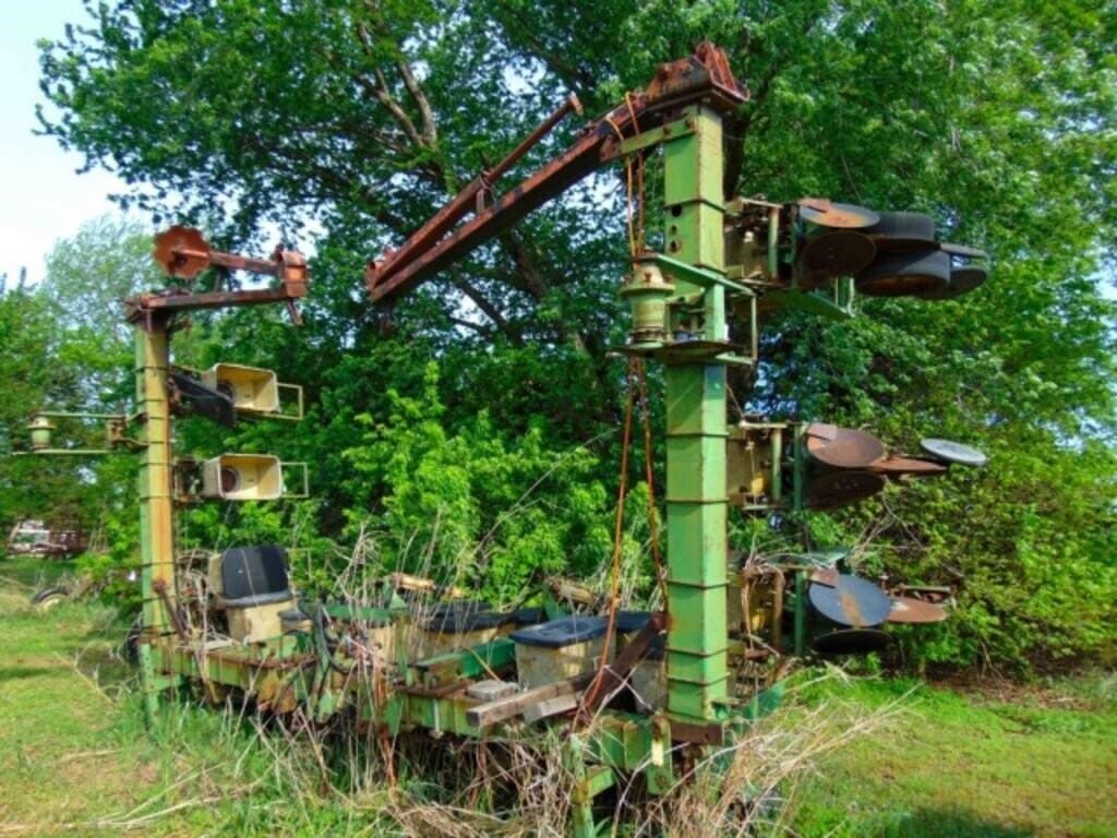 John Deere 7100 Equipment Image0