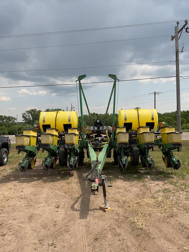 Image of John Deere 7200 equipment image 1