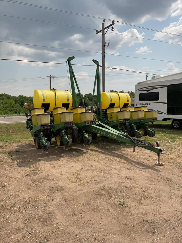 Image of John Deere 7200 equipment image 2