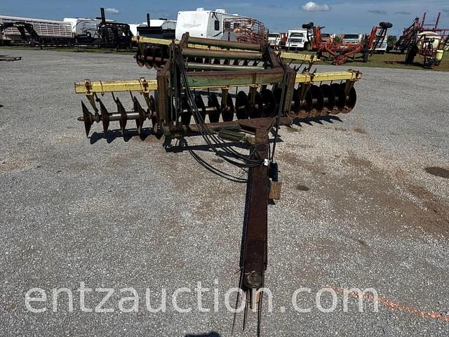 Image of John Deere 340 equipment image 1