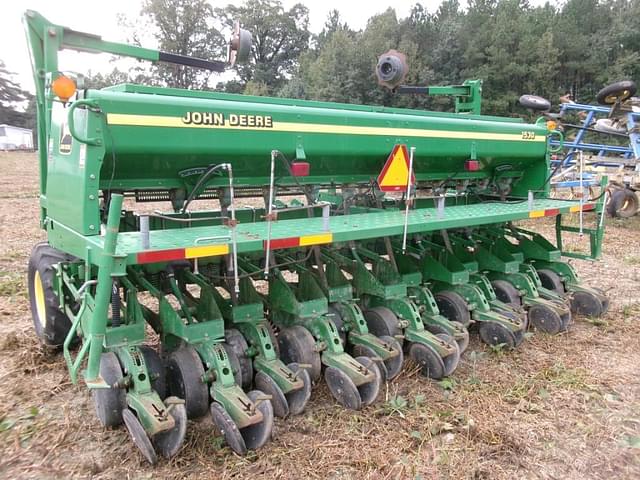 Image of John Deere 1530 equipment image 4