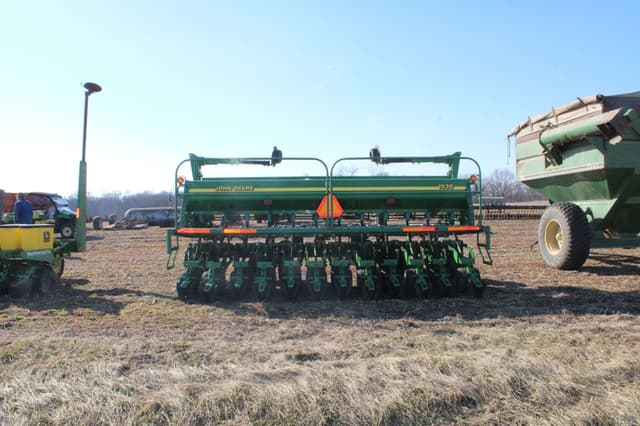Image of John Deere 1530 equipment image 3