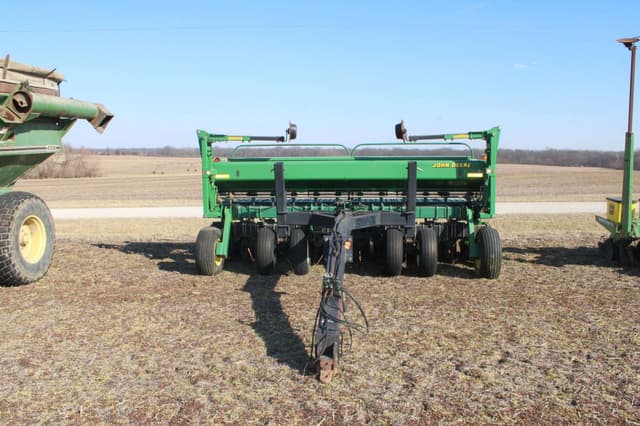 Image of John Deere 1530 equipment image 2