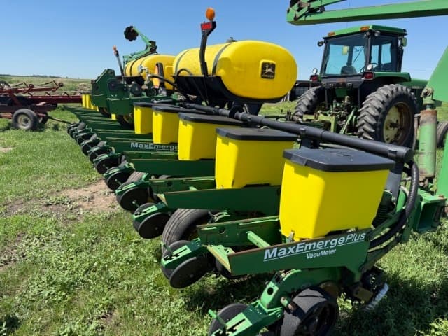 Image of John Deere 1760 equipment image 2