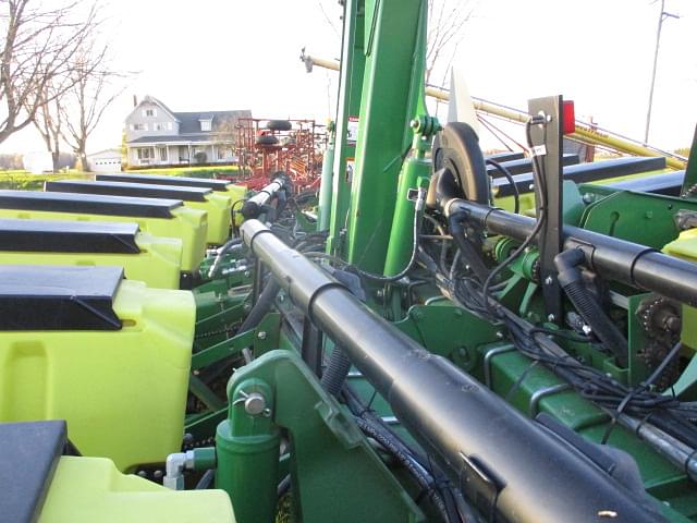 Image of John Deere 1760 equipment image 1