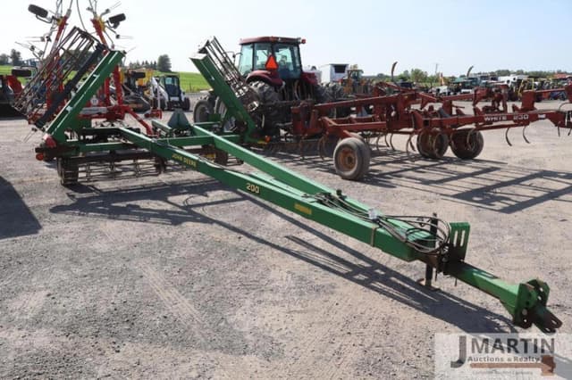 Image of John Deere 200 equipment image 1