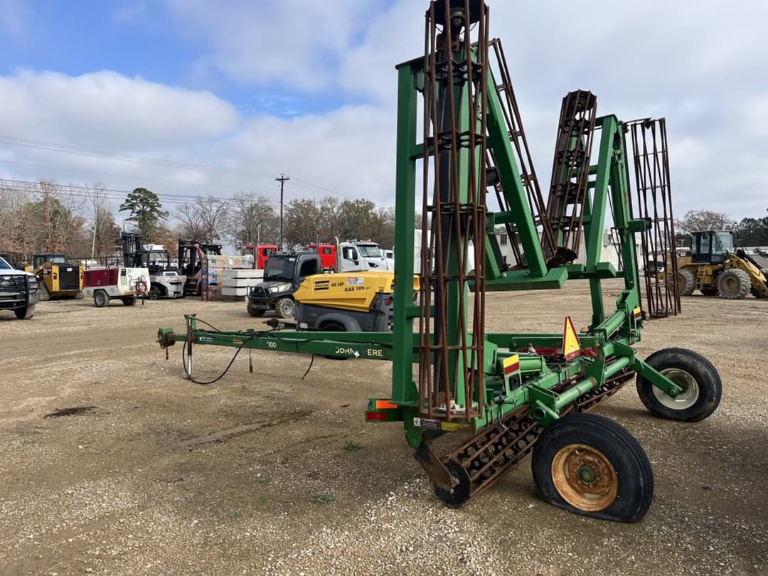 Image of John Deere 200 Image 1