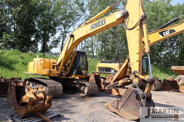 Image of John Deere 200LC equipment image 1