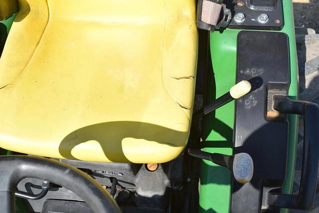 Image of John Deere 2025R equipment image 4