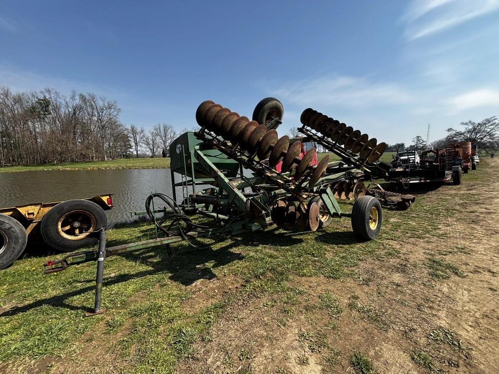 John Deere 220 Equipment Image0