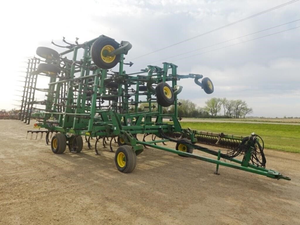 John Deere 2210 Equipment Image0
