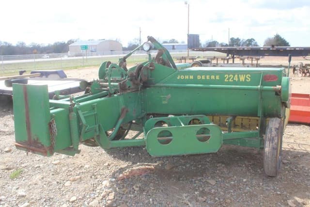 Image of John Deere 224 equipment image 2