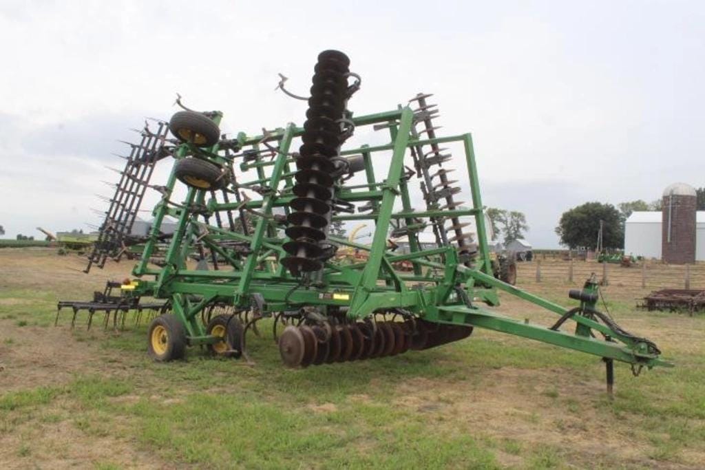John Deere 2310 Equipment Image0
