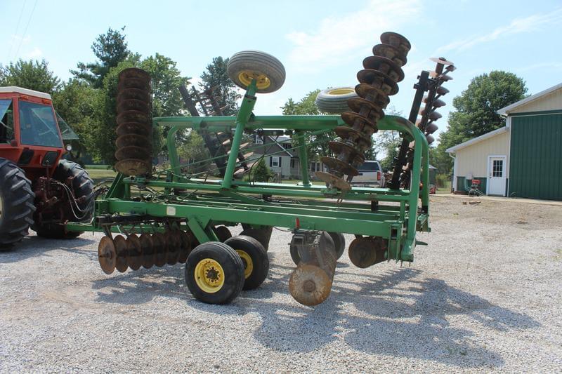 Image of John Deere 235 Image 1