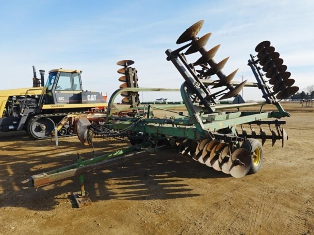 John Deere 235 Equipment Image0