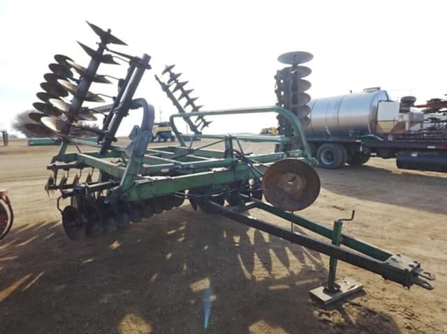 Image of John Deere 235 equipment image 1