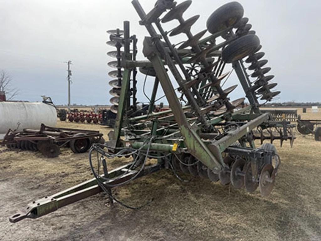 John Deere 235 Equipment Image0