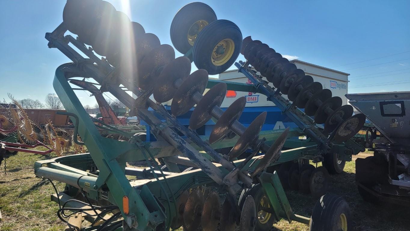 John Deere 235 Equipment Image0