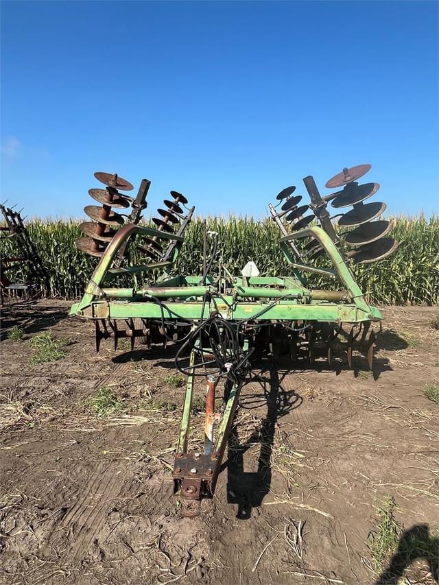 Image of John Deere 235 equipment image 1