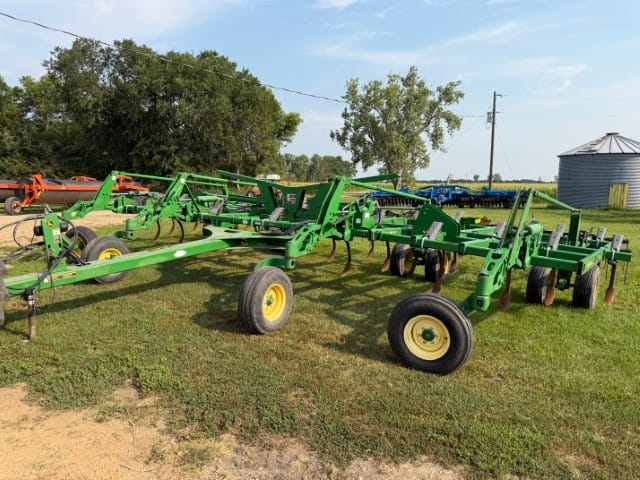 John Deere 2410 Equipment Image0