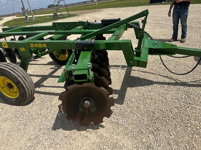 Image of John Deere 2424 equipment image 2
