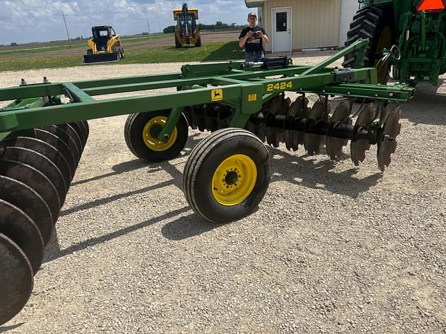 Image of John Deere 2424 equipment image 4